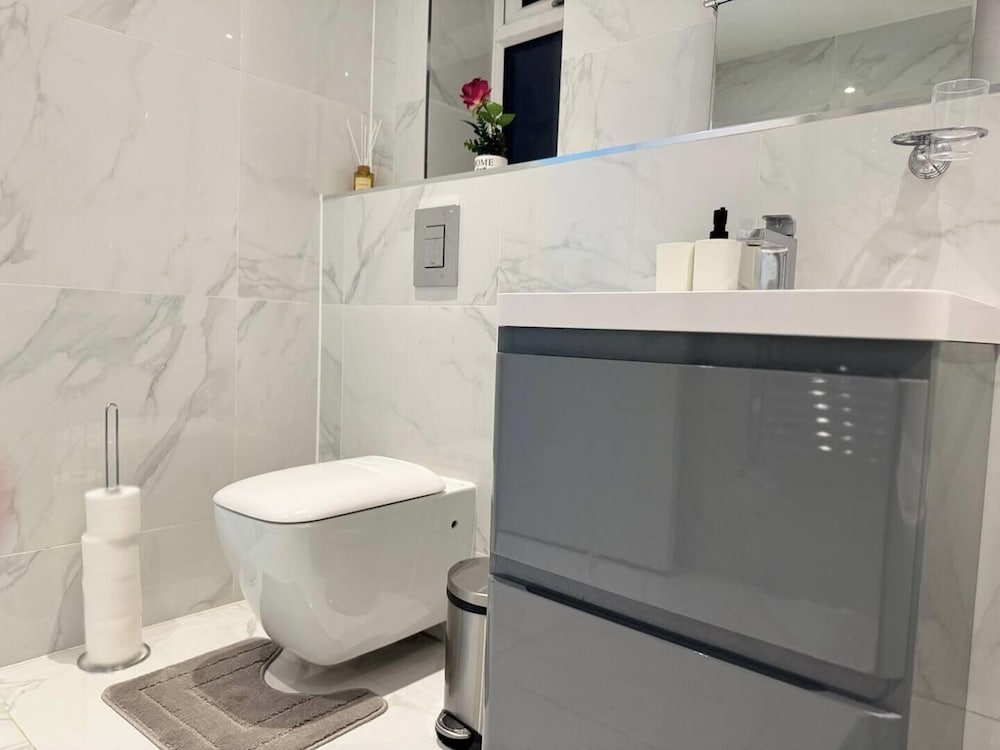 Contemporary 2 bed House With Parking