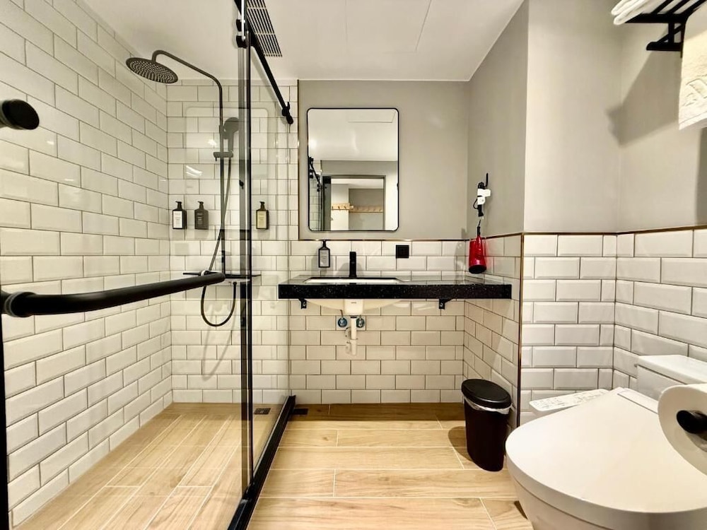 N2 Hotel