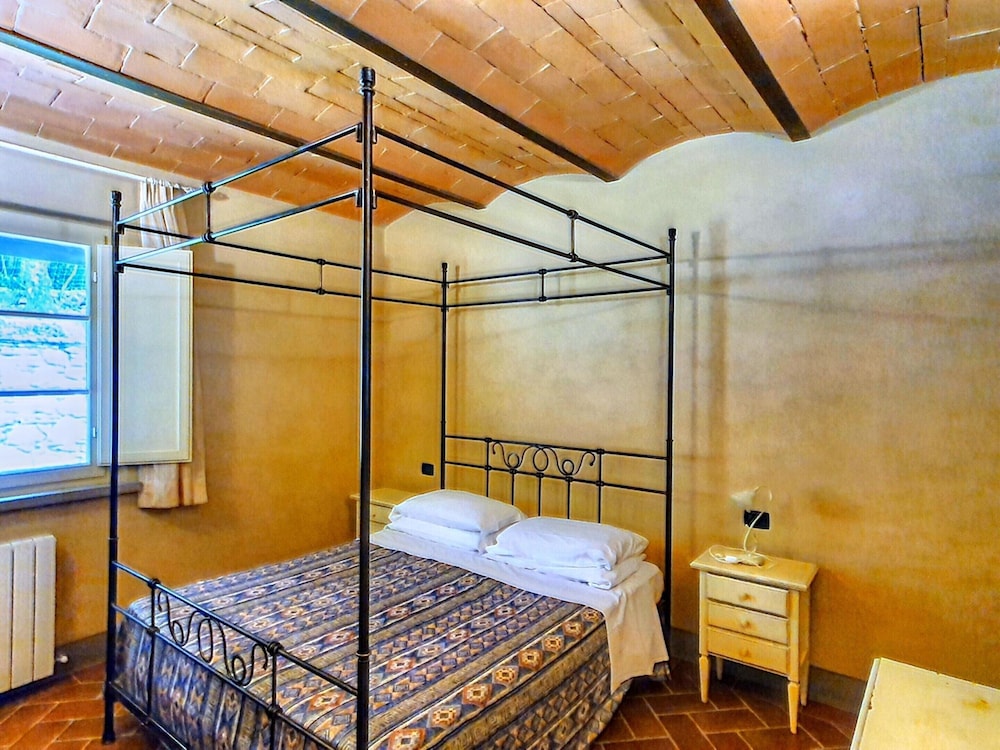 Spacious Apartment With Bubble Bath view 3