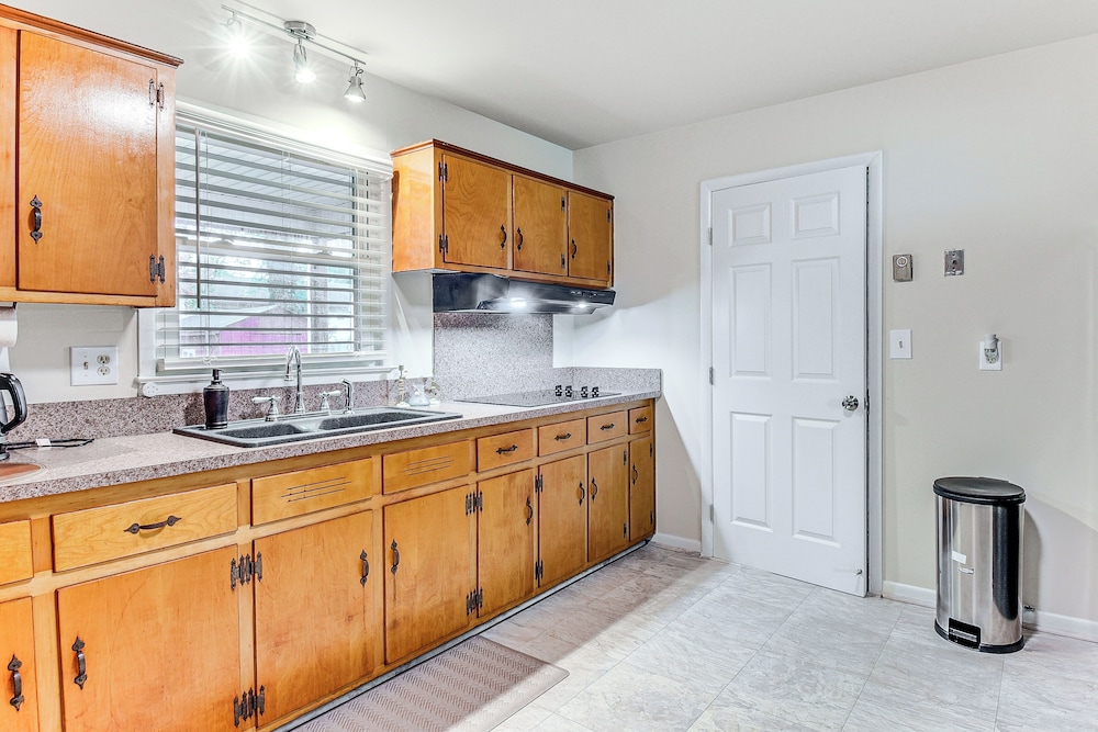3 Mi to Huntington Beach: Hampton Family Home!