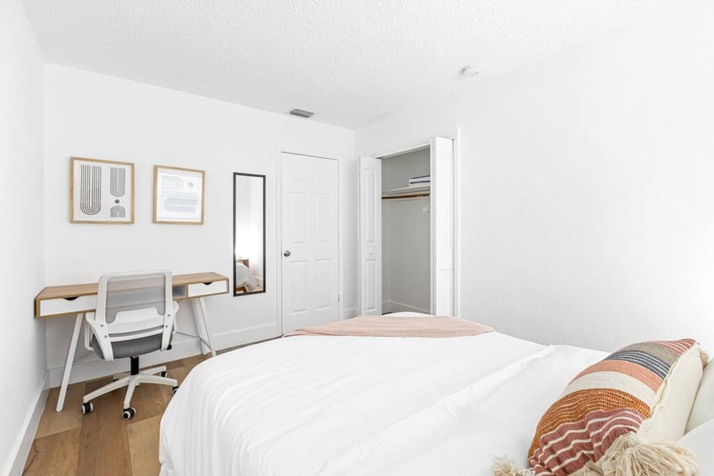 Musicians Lounge - 2 BR With Parking Asssigned