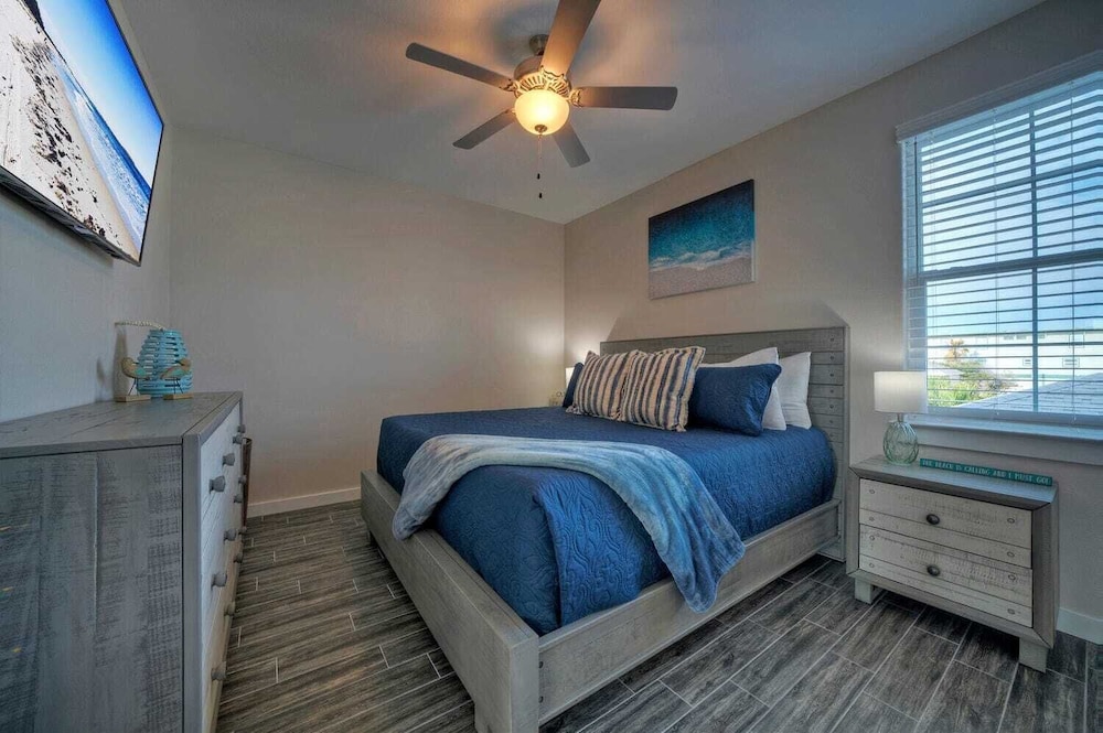 Sleeps 33! 4 Condos, Walk to the Beach, Resort-style Pool, Endless Summer Resort