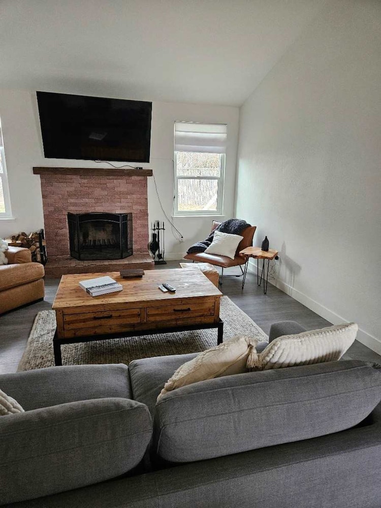Cozy Family Haven in Sparks - Pet Friendly - Fenced Yard