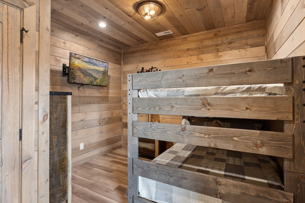 Little Bear Lodge 3 Bedroom Cabin by RedAwning view 2