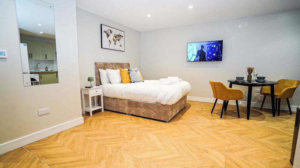 E2M Wisteria House Heathrow Free Parking view 2