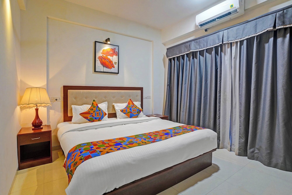 Fabhotel Charvi Reemz