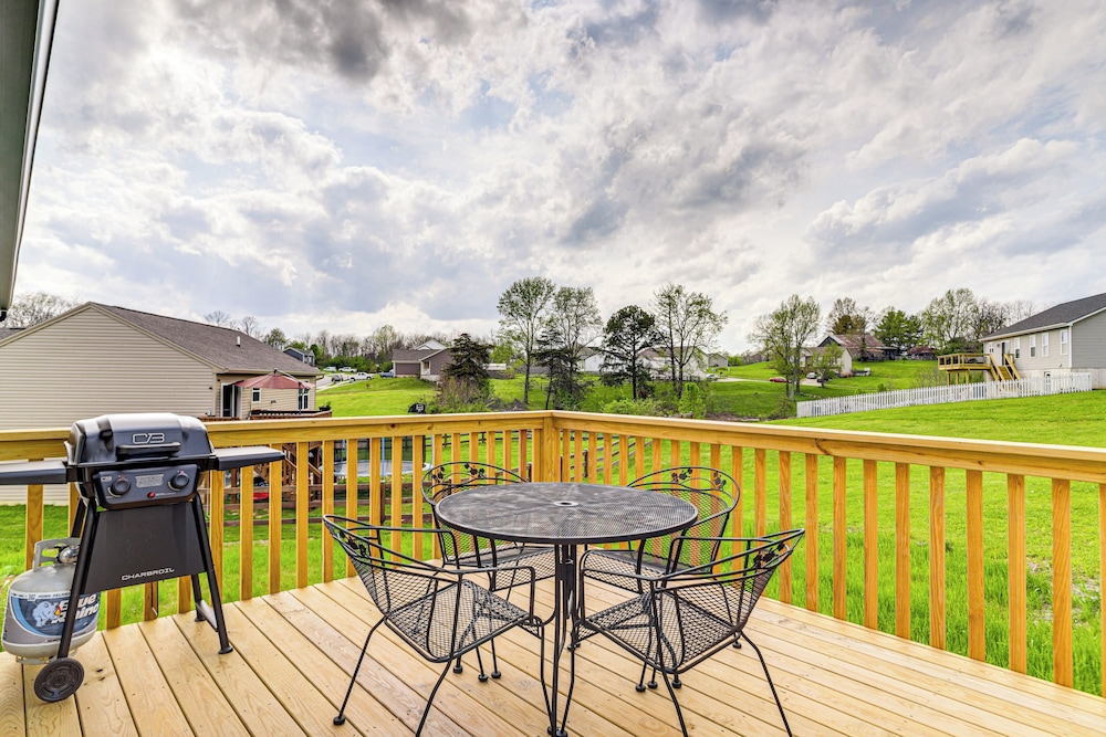 Deck & Outdoor Dining: Family Getaway in Dry Ridge