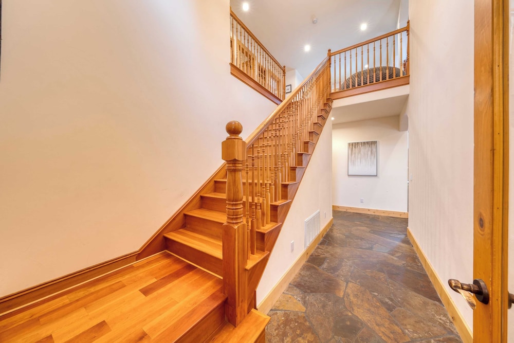5 Mins to Ski Resort Ping Pong, Pool Table, Deck Donner Ridge by Avantstay