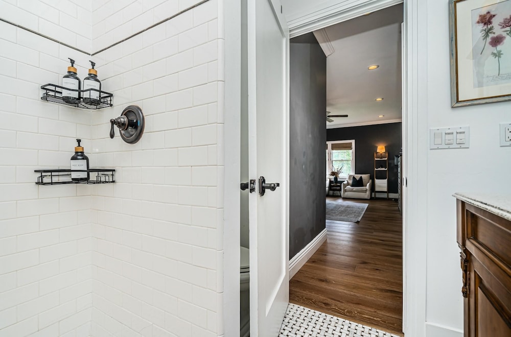Spacious 5 BR Near Heart of South Park