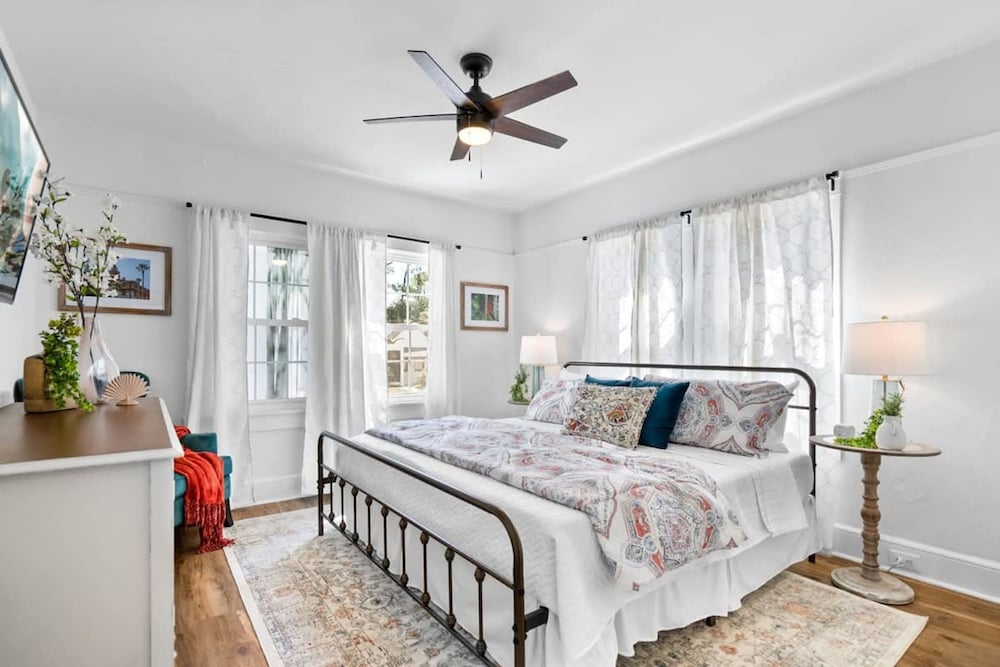 Newly Renovated Whimsical Cottage 2 Beds Hot Tub