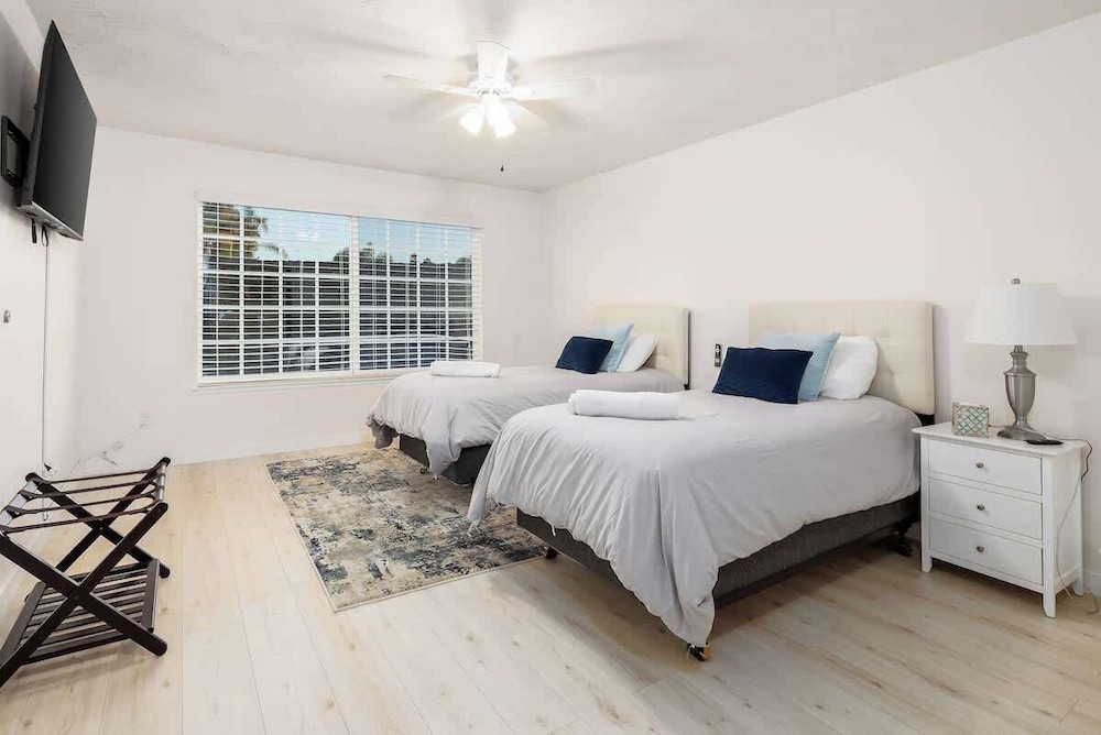 5 Bedroom Home With Firepit