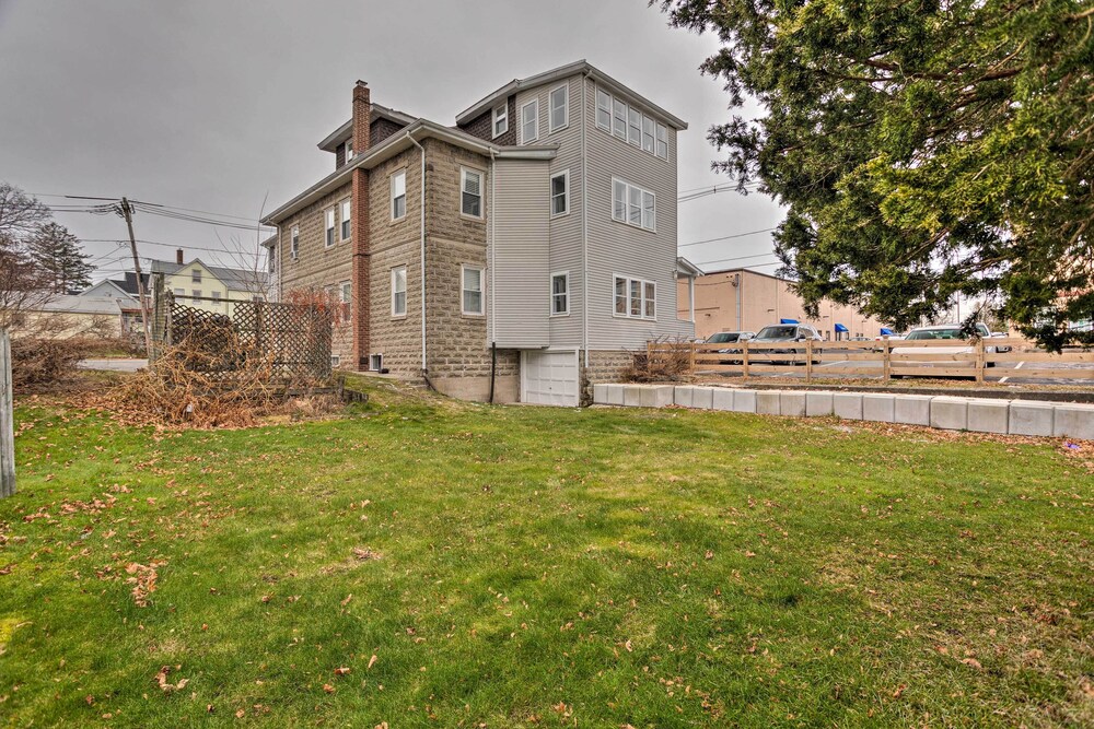 Lovely Stoughton Getaway Near Train Station! view 4