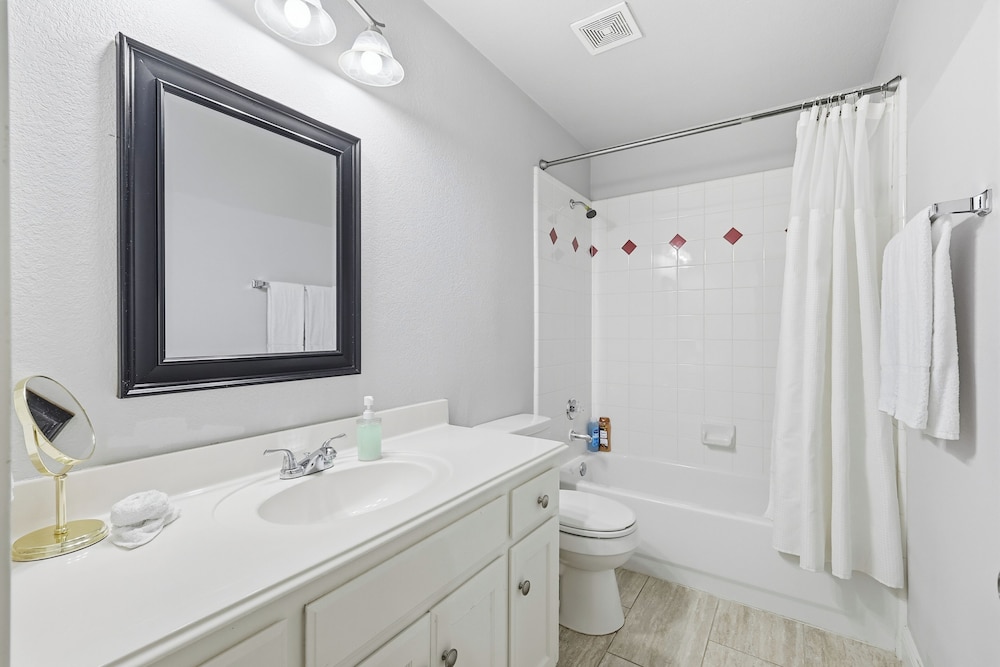 Lux Cozy 5B2B Home for Families