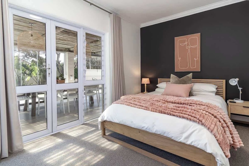 Flamingo Villa at Beach - Pool - Luxury - Solar Back Up