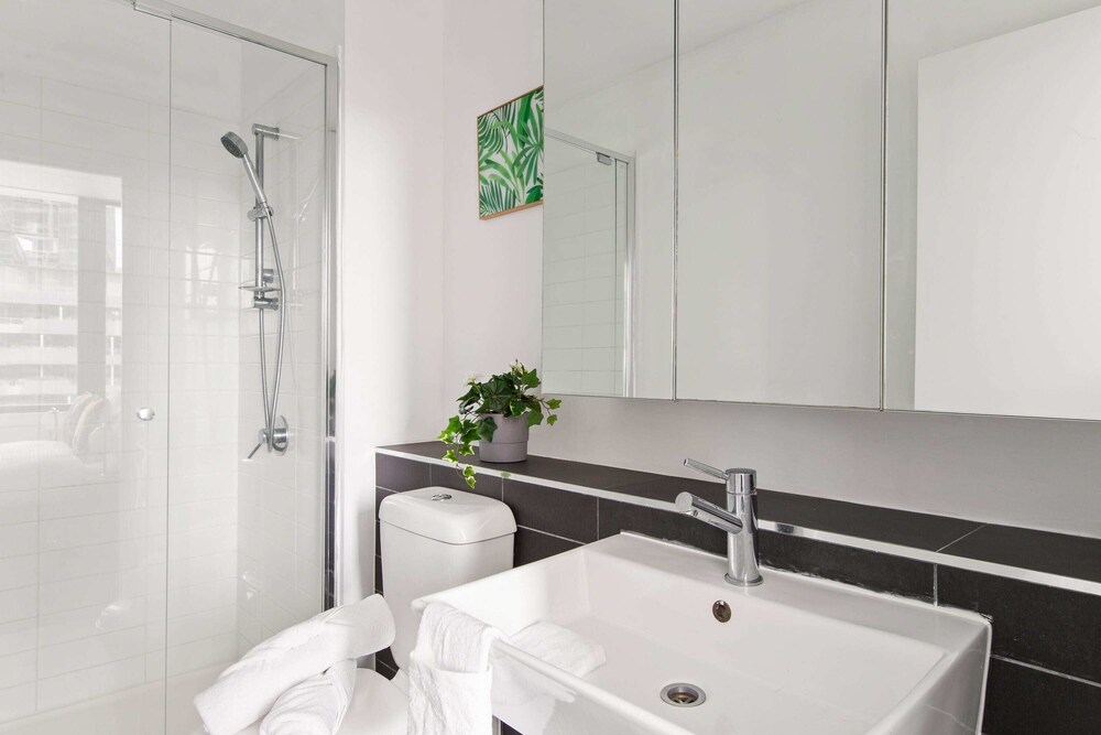 A Cozy 2BR Apt Next to Southern Cross Free Parking