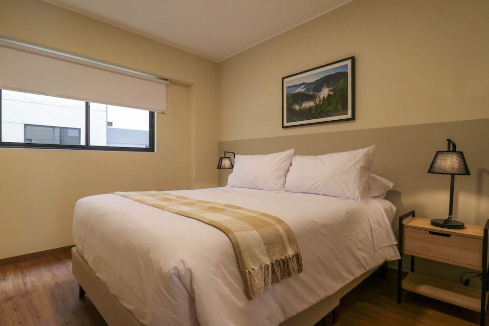 w Radiant 2BR w Great Balcony Near Kennedy Park