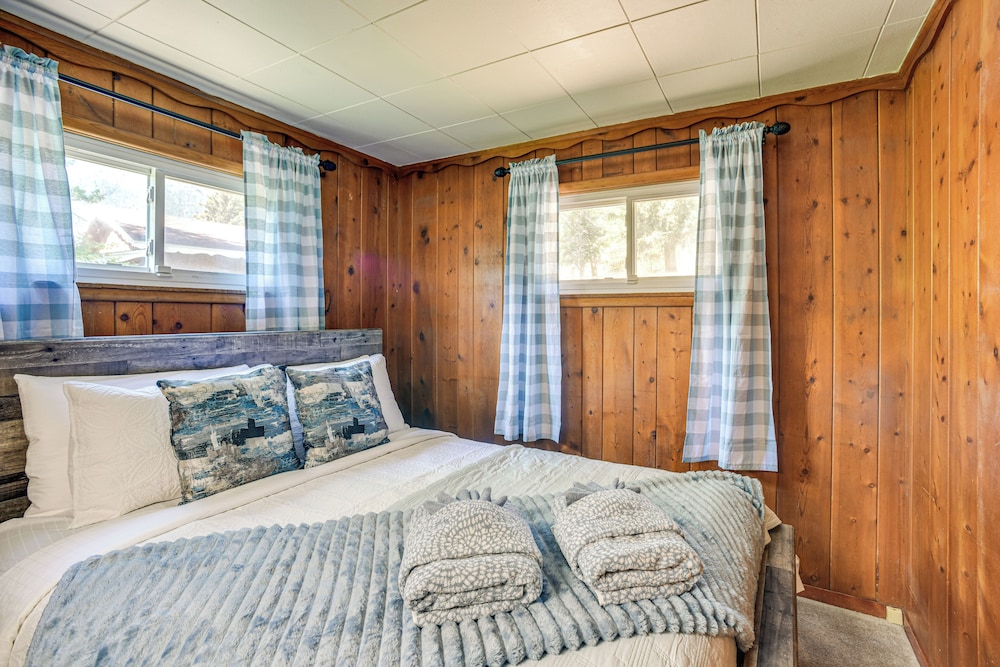 Dog Friendly: Cabin w/ Yard & Mtn Views in Cascade