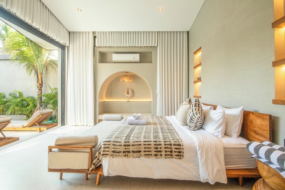 Stylish 5BR Boho Hideaway, 5 Minutes Bingin Beach