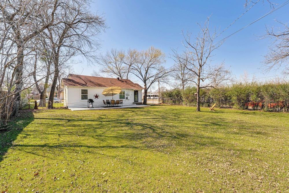 Walk to At&t Stadium: Home w/ Patio & BBQ