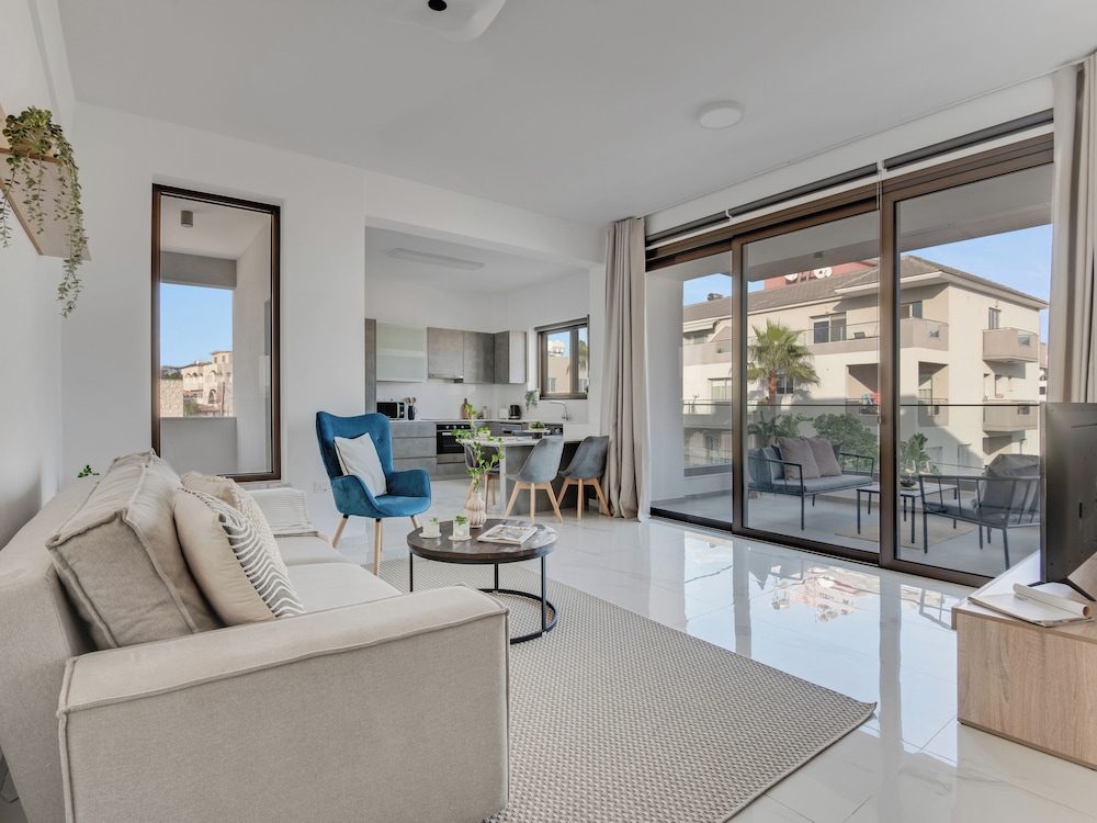 Sanders Palama - Nice 2-bdr. Apt. With Balcony