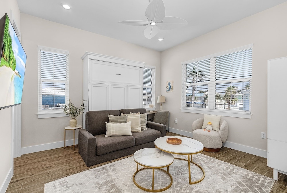 209 Seabreeze Escape: NEW Spacious 5-Bedroom Pool Home 5 Home