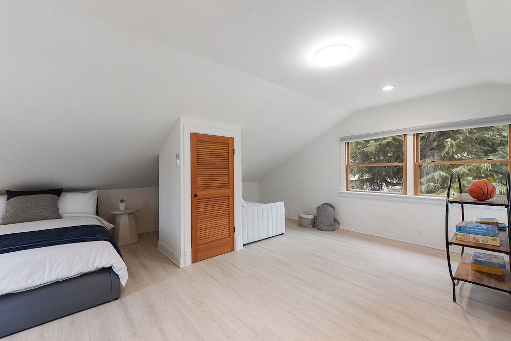 Joyful Kirkland Home, Near Beach, Hot Tub & AC