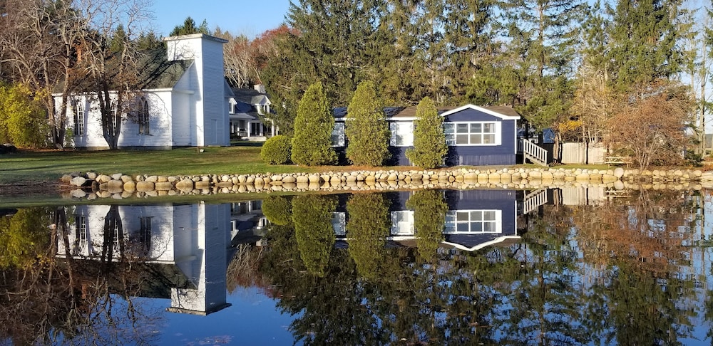 Lighthouse Motel & Cottages