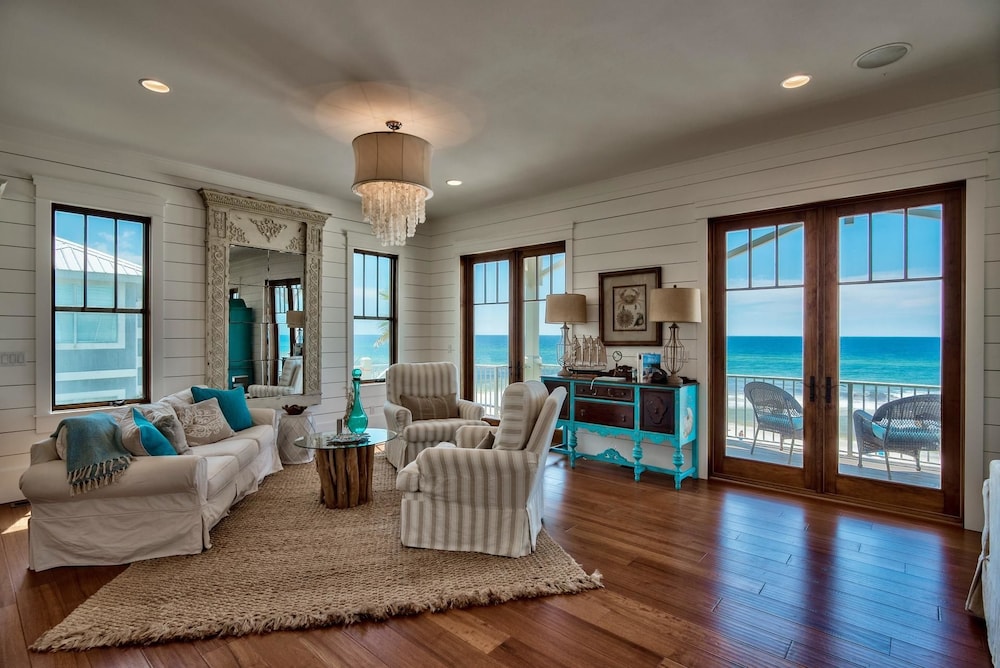 Tangled In Blue 5 Bedroom Holiday Home by Five Star Properties