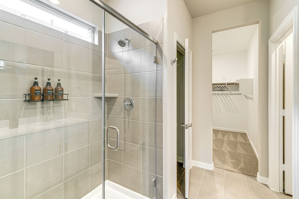 Pool Access: Modern Retreat in Lowry Crossing!