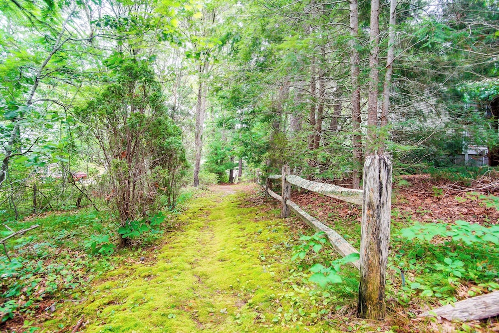 Furnished Deck: Retreat on Mashpee River!