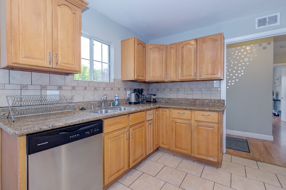 San Jose Vacations - Cozy 2bd House, Minutes From Fb And Stanford Univ! 2 Bedroom Home by RedAwning - Property Image 2