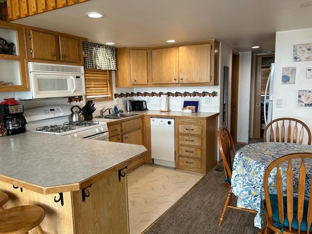 Oceanfront Cabin 3 w Jacuzzi Impressive Views