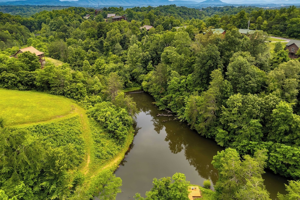 Lions Landing by Avantstay Sleeps 18 Hot Tub Game Room Views Near Pigeon Forge