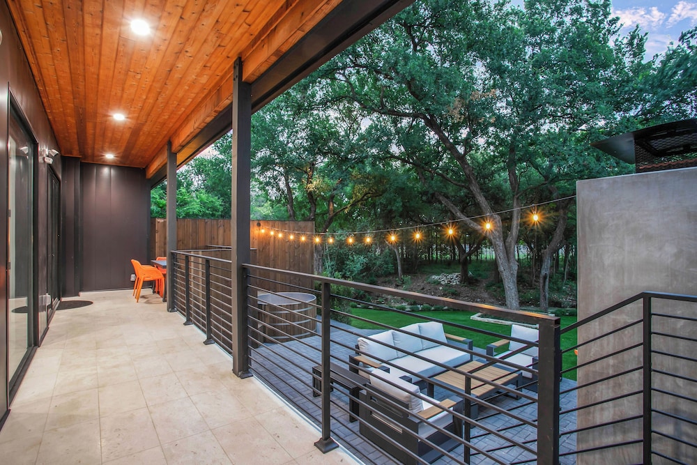 ATX South Lamar Creekside with Hot tub