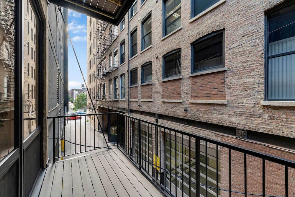 Chic 2BR 2BA Condo w Balcony - River North Chicago