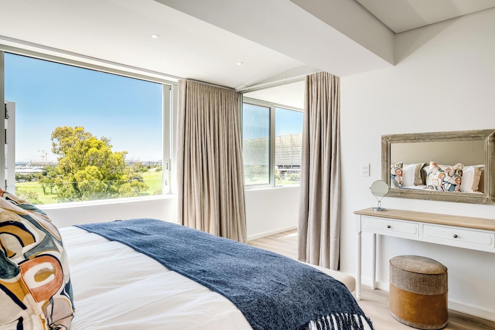 2bed Mouille Point Apartment w Amazing Cape Views
