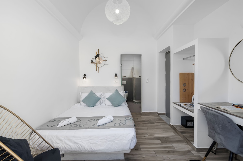 Oasis Suites Fira