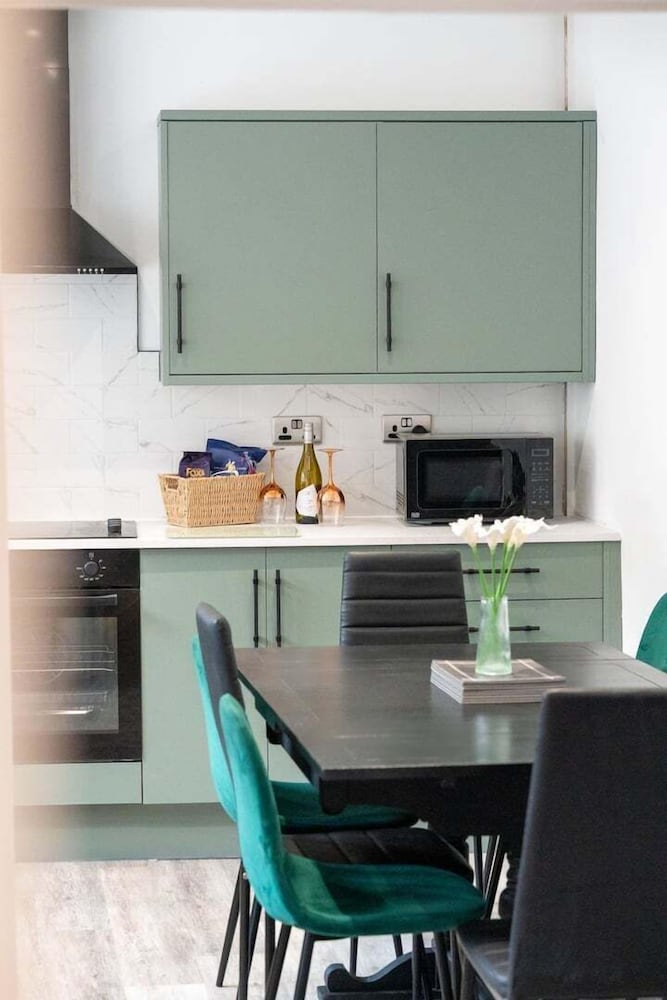 Stadium View 5-bed Retreat + Parking