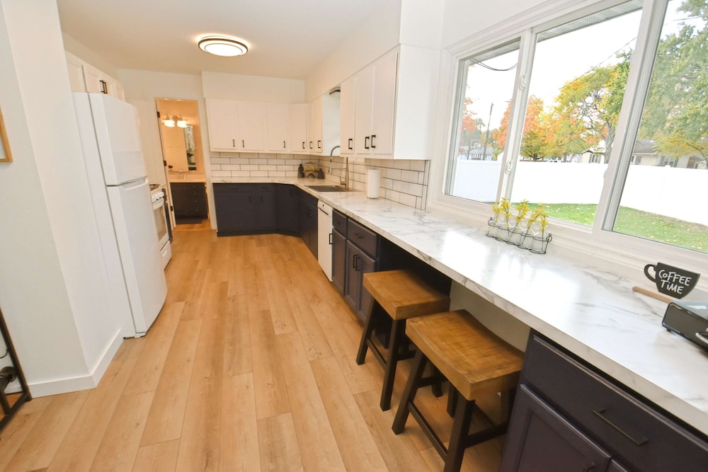 Modern 5 Bedroom Home Sleeps up to 12 15 min Walk to ND 2329