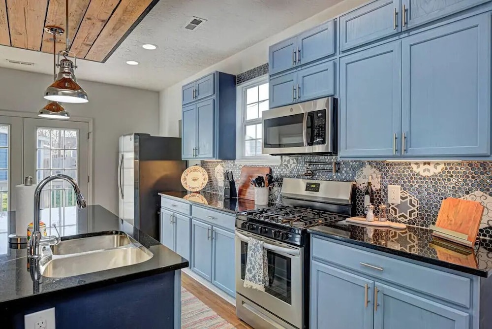 Spacious Home for Groups with Hot Tub in Indy