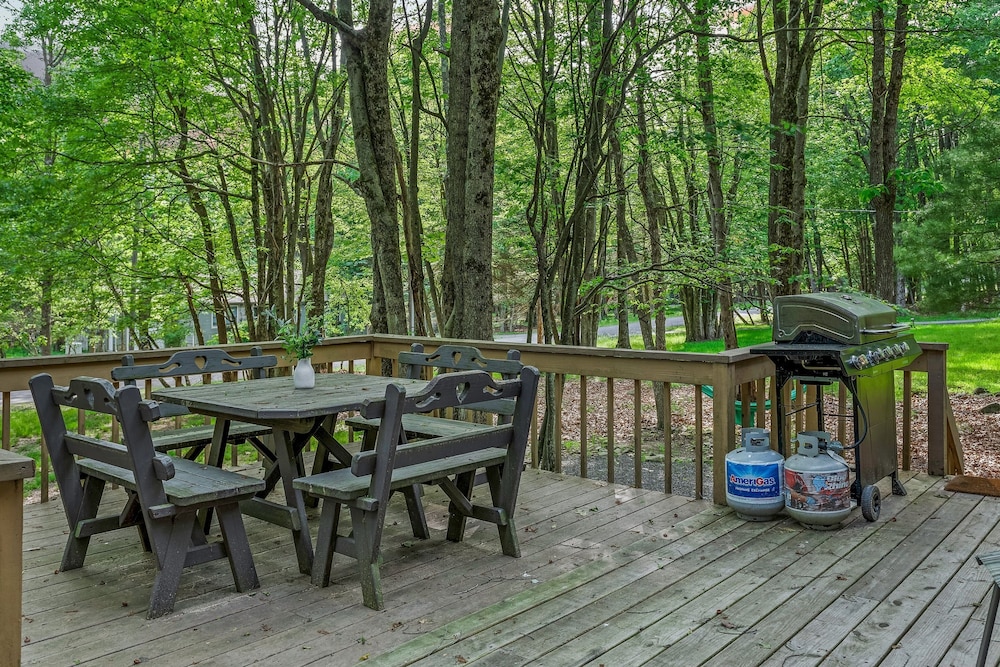 Hygge Home by Avantstay Deck for Outdoor Living Fire Pit Game Table