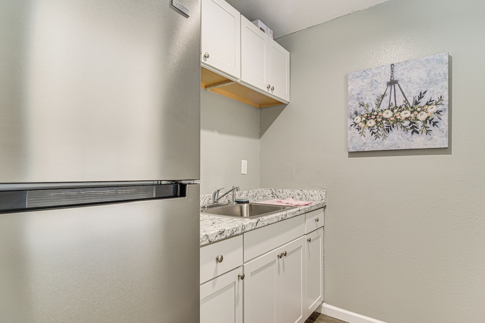 6 Mi to Busch Gardens: Family & Pet Friendly Home