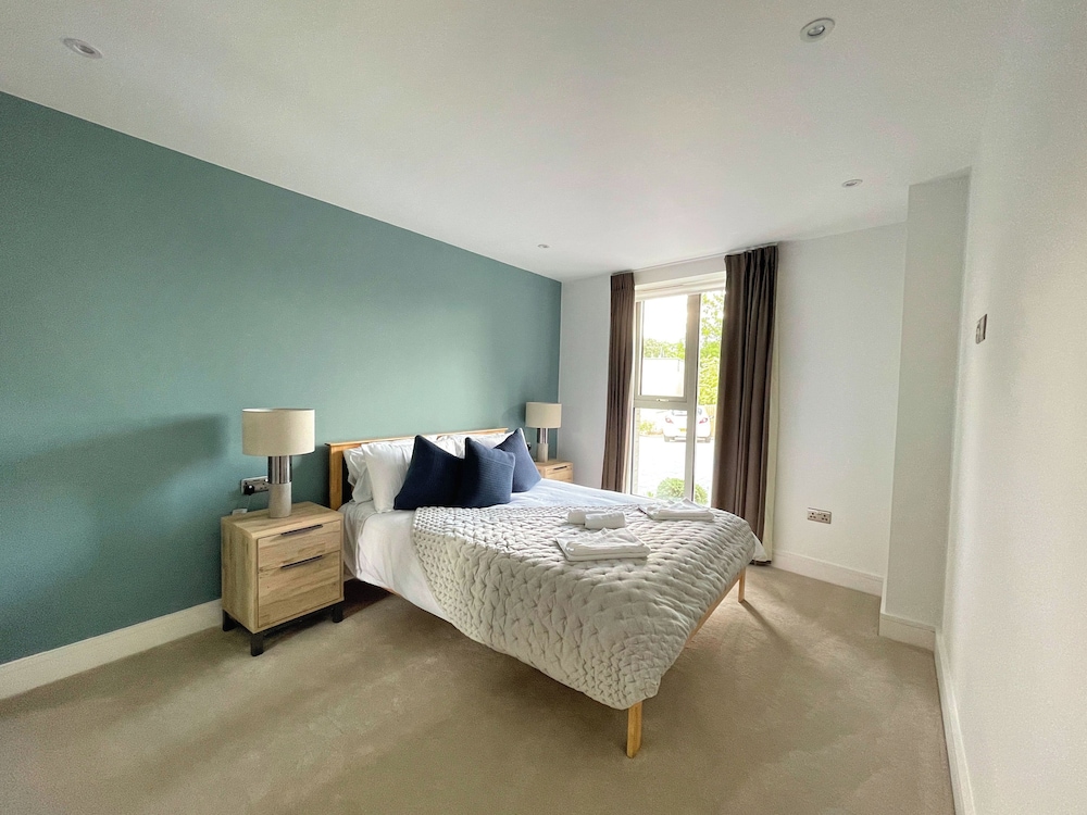 Luxury 2 Bedroom Apt with Parking