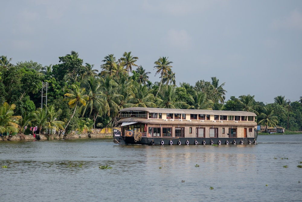 OYO 22759 Houseboat Luxury Smart Gold 6 BHK view 4