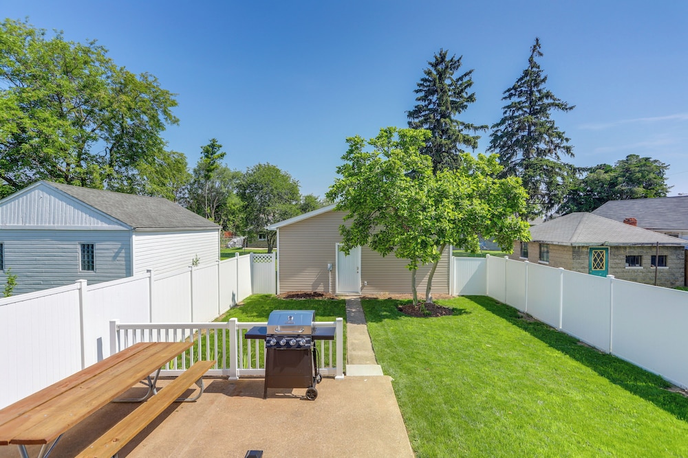 Walk to Lake Erie: Spacious Home in Sandusky!