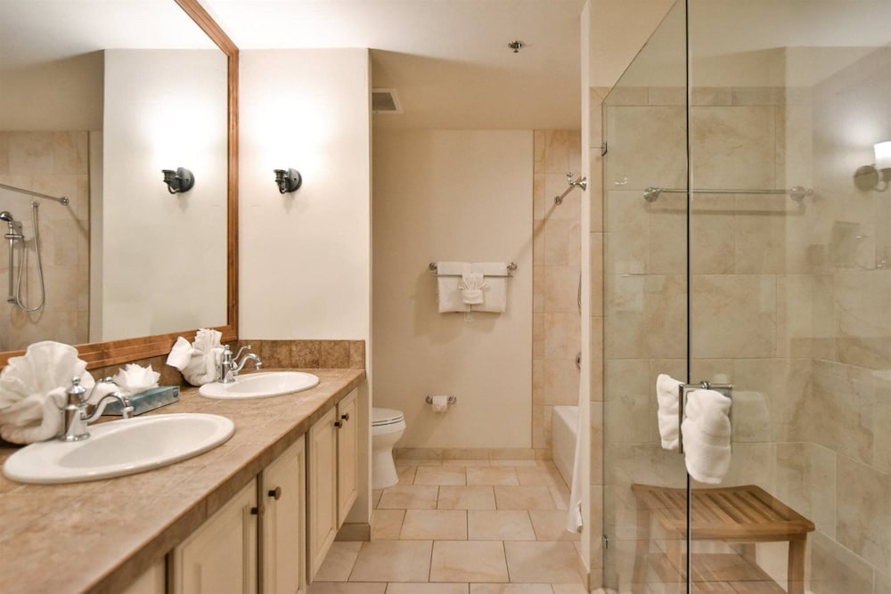 Bluesky Breckenridge Luxury 3 Bedroom Condo at Snowflake Lift