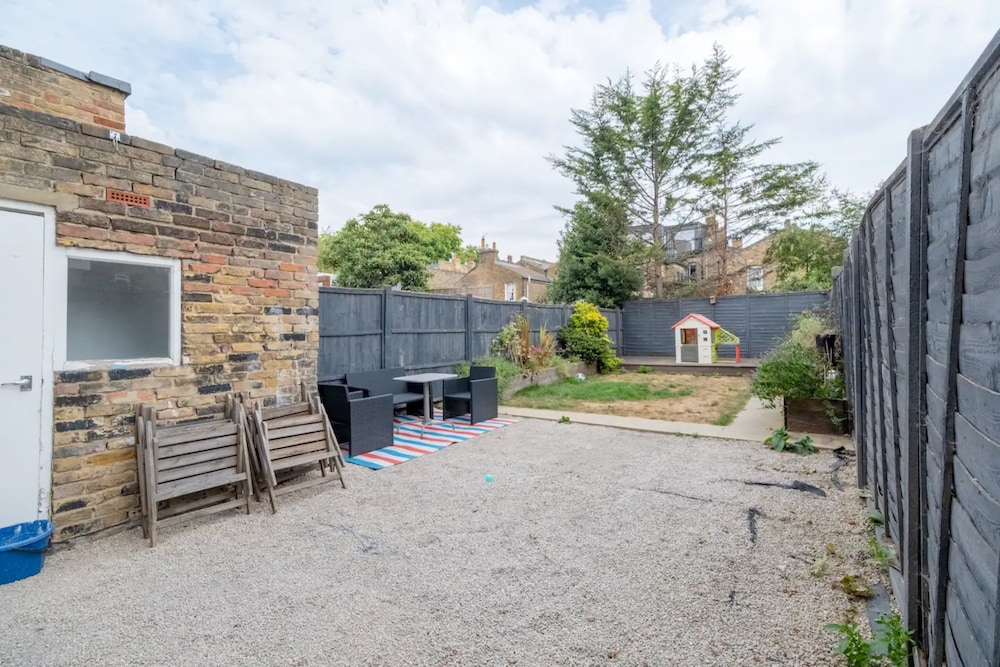 Lovely 3 Bedroom Apartment in Clapton With Garden