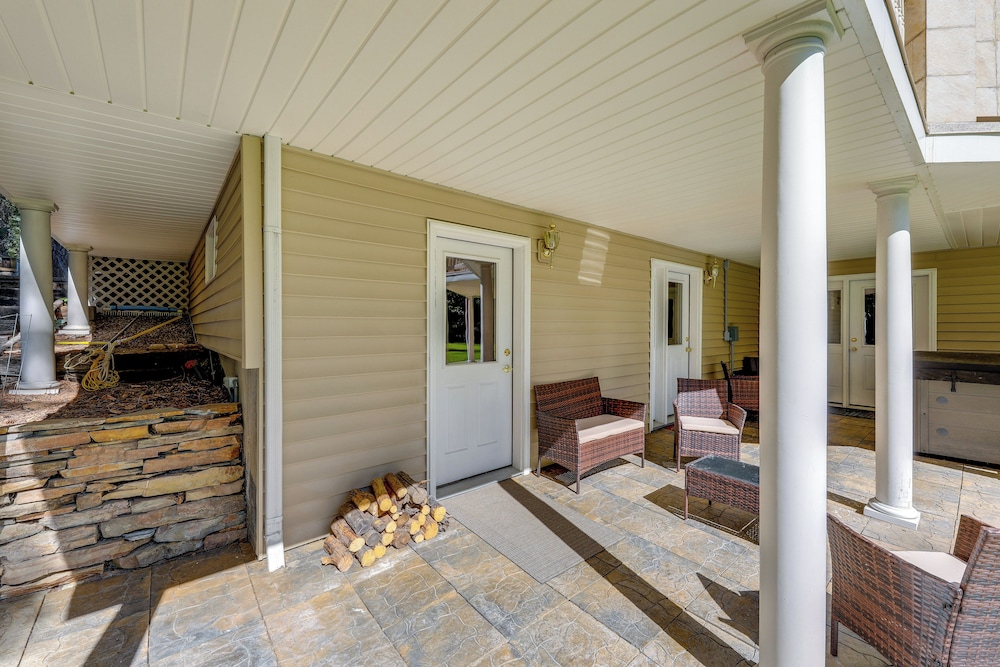 Walk to Happy's Inn & Lake Access: Libby Apartment