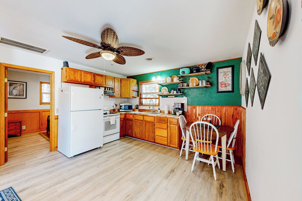 Relax at 'the Cove' Waterfront Getaway