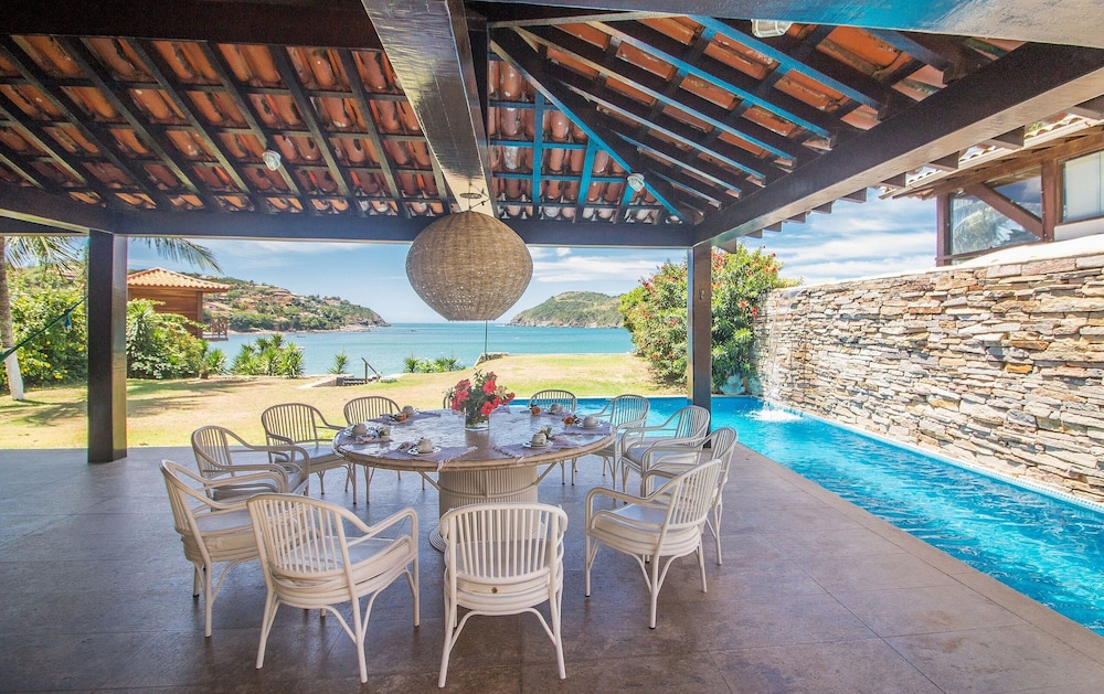 Casa com Cinco Quartos Pé na Areia